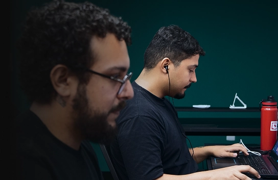 Foto de dois colaboradores da LARCO trabalhando